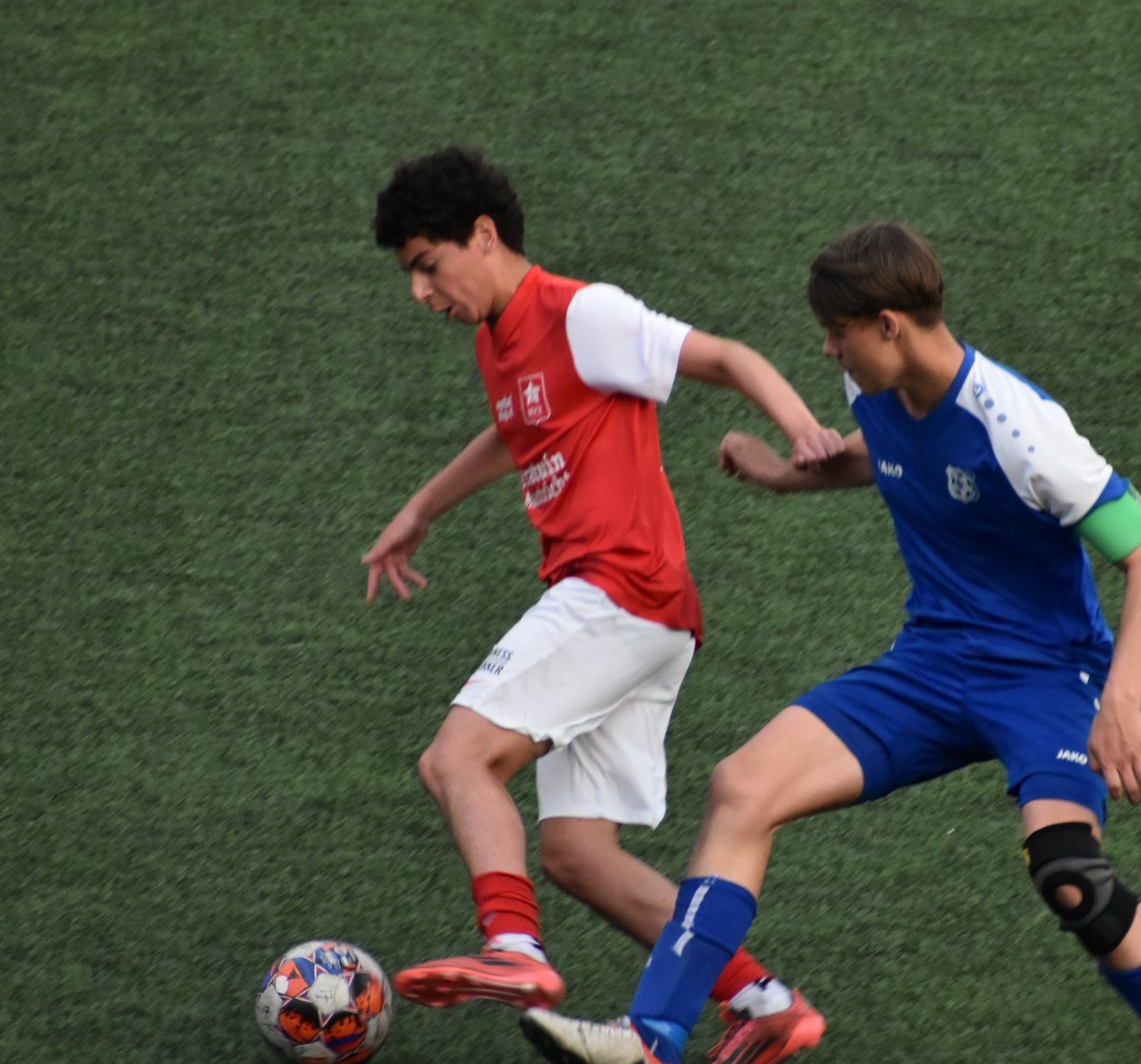 Nico shielding the ball in a duel