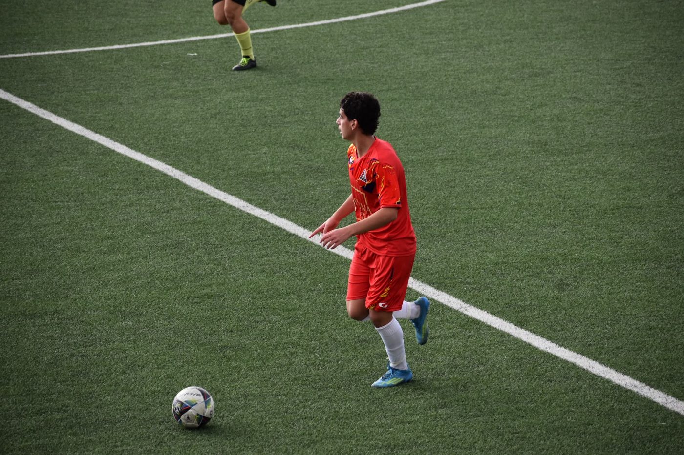 Nico on the ball, head up, looking for a pass